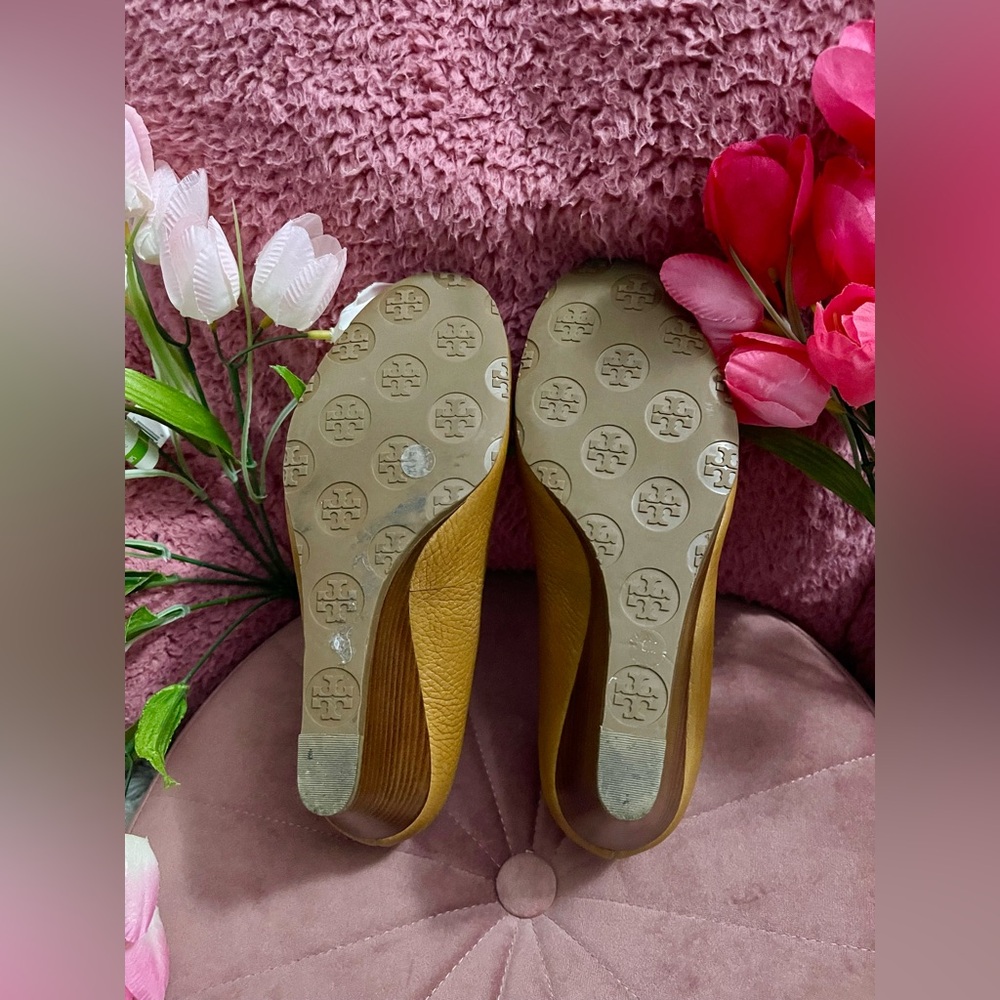 💖Pre-Loved Tory Burch Sally Tan Leather Wedges with Signature Medallion Size 6 - Picture 7 of 9